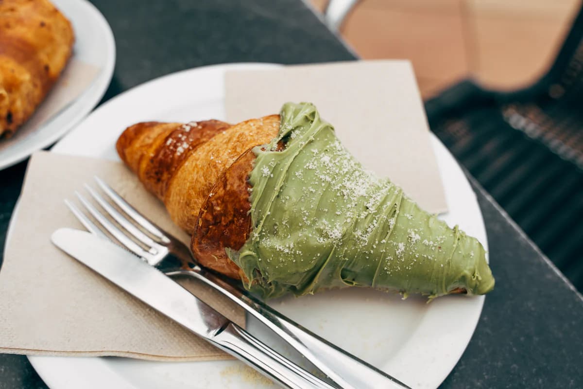 Thumbnail voor artikel Waarom we ineens overal pistache croissants en lattes zien