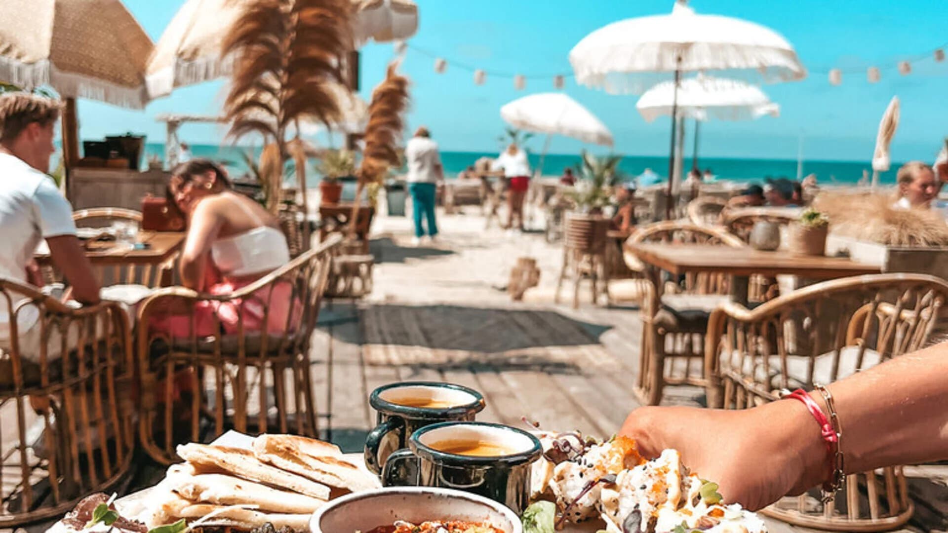 Thumbnail voor artikel Bij deze strandtenten kan je het lekkerste eten in Noordwijk